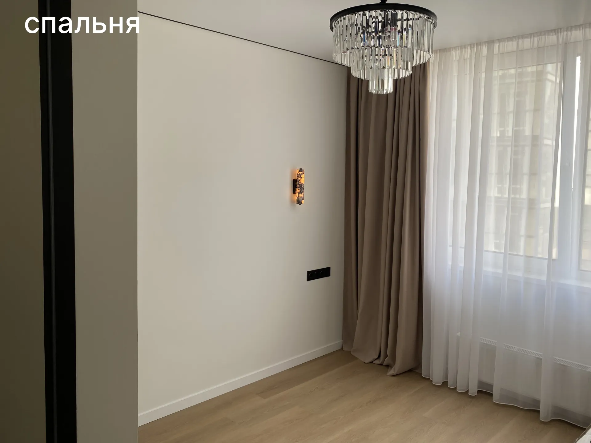 Спальня після ремонту: стіни під фарбування, вінілова підлога, настінне бра